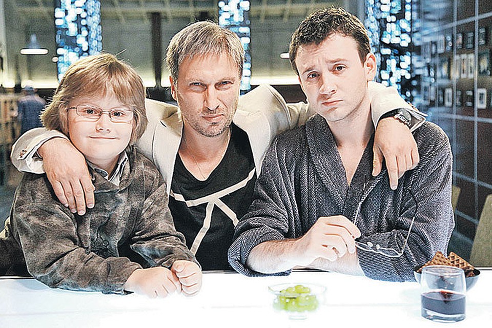 Дмитрий Нагиев в окружении сериальной семьи: слева - внук, справа - сын.