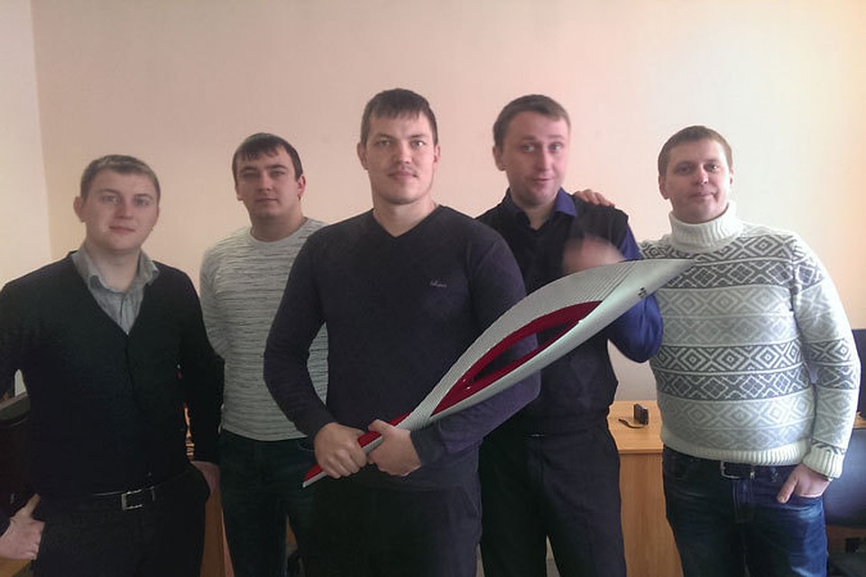 Работники такси успели сфотографироваться с факелом