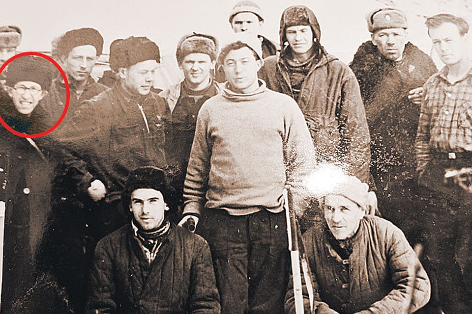 Начало марта 1959-го. Первый десант поисковиков на перевале Дятлова. В их составе - прокурор-криминалист Лев Иванов. Это фото лишний раз подтверждает, что Лев Никитич занимался расследованием с самого начала поисков пропавшей группы.
