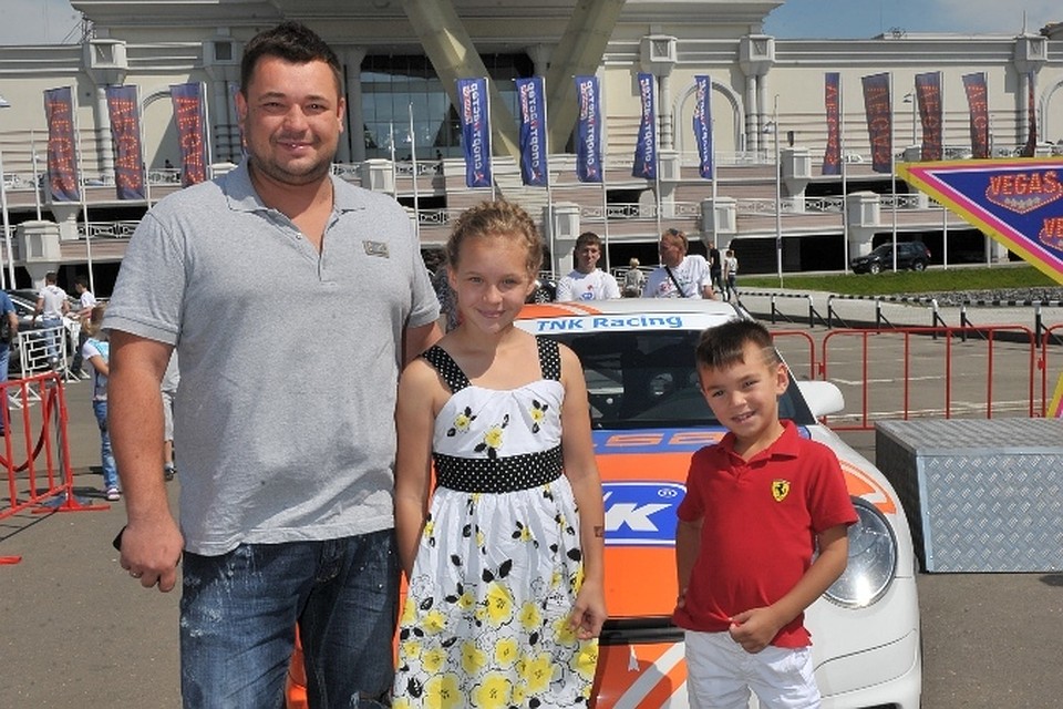 Сергей Жуков с детьми