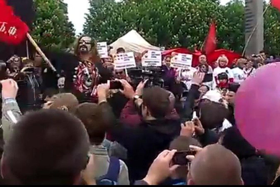 Никита Джигурда под аплодисменты проскакал на коне сквозь толпу