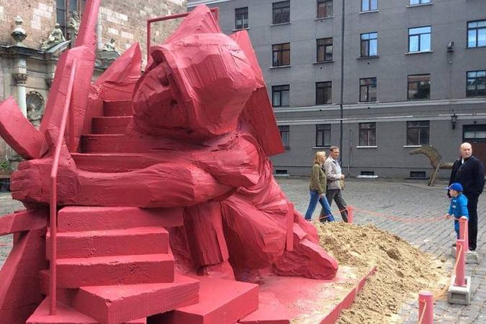 Скульптуру сделали светло-красной, чтобы дети не сильно пугались, когда будут катиться с горки.