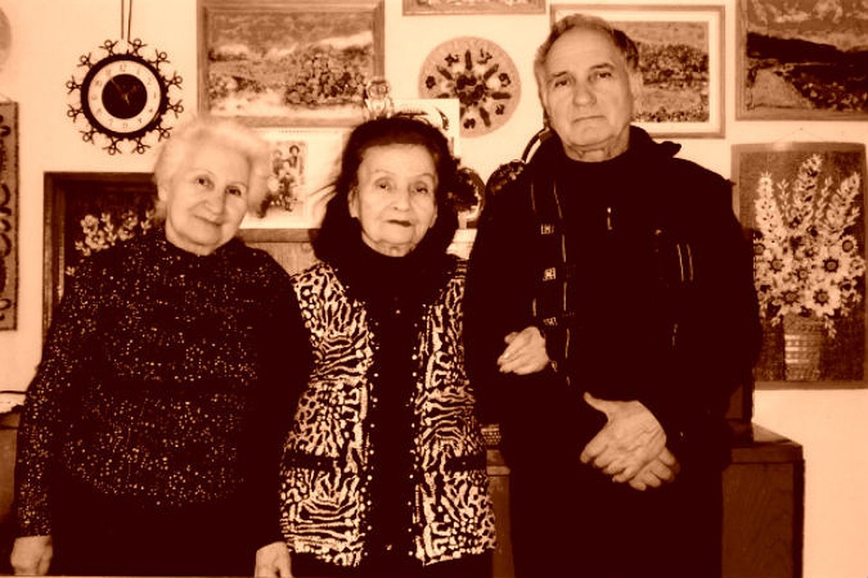 Сание Налбандова (в центре) была талантливой и известной актрисой
