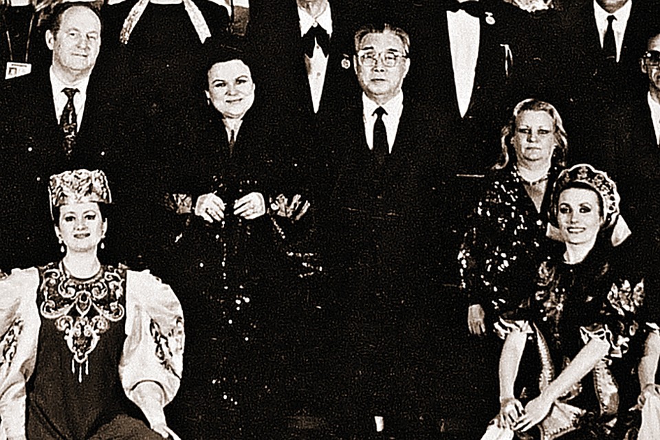 Ансамбль Зыкиной в гостях у Ким Ир Сена. Фото сделано 15 апреля 1994 года - в день 82-летия главы Северной Кореи.