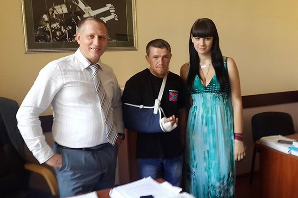 Моторола (на фото - в центре) еще несколько недель назад отчаянно сражался в Славянске.