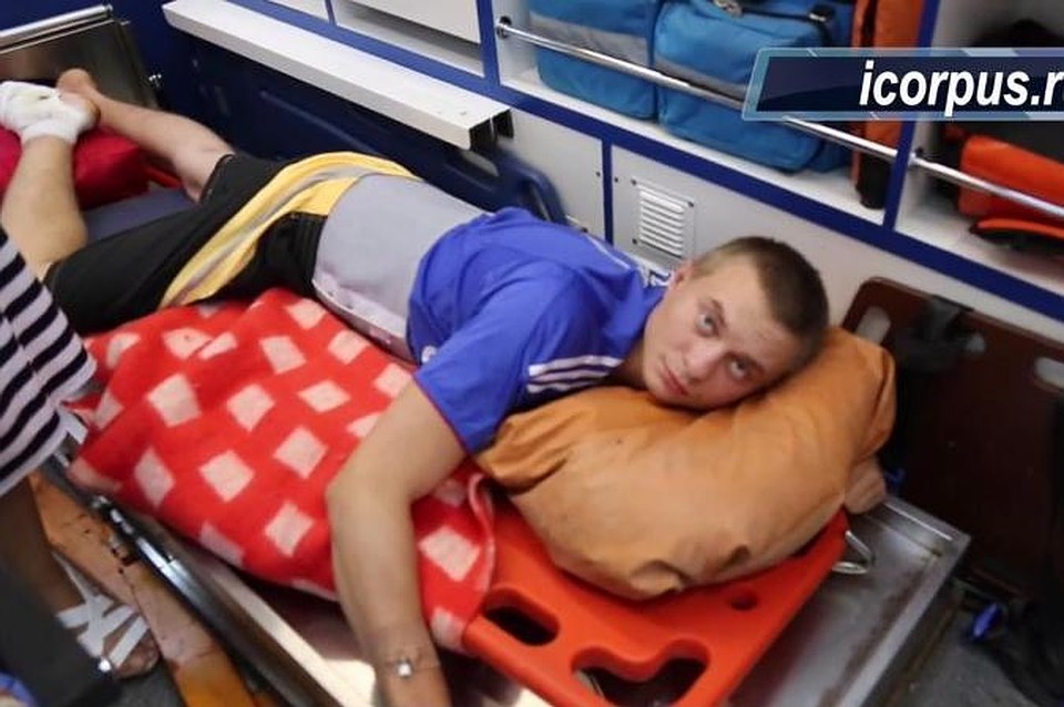 На видео "убитого" ополченцами силовика прооперированного и подлеченного забирает домой мать