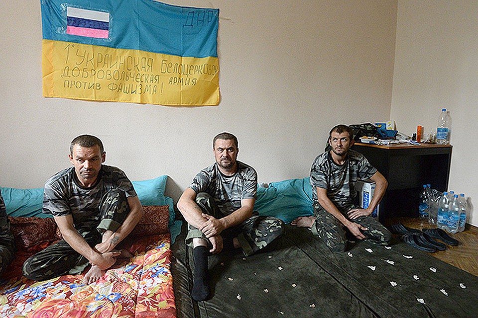 Июль 2014 г. Пленные военнослужащие украинской армии в штабе ополчения в городе Горловка Донецкой области.