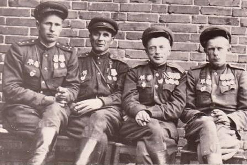 Михаил Борисович Харчиков (второй слева) с однополчанами. Фото с сайта http://tom-luchschool.edu.tomsk.ru/wp-content/uploads/2013/04/IMG_0004.jpg