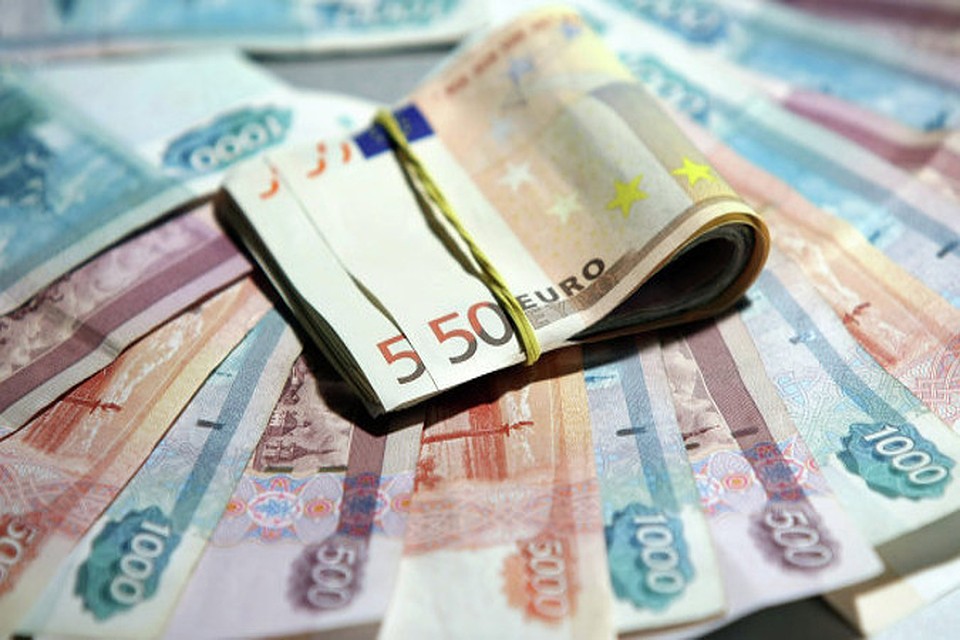 Доллар и евро поползли вниз