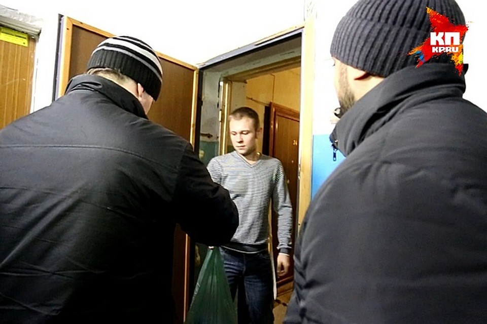 Группа мужчин раздает сахар, а заодно.. зовет в офис МММ