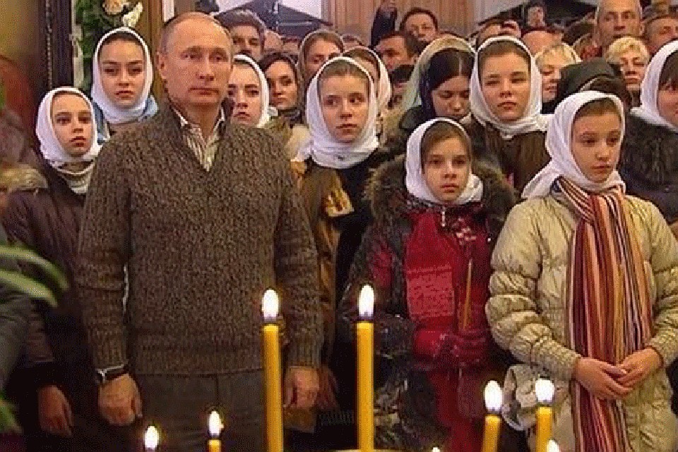 Президент вошел в храм ровно в полночь