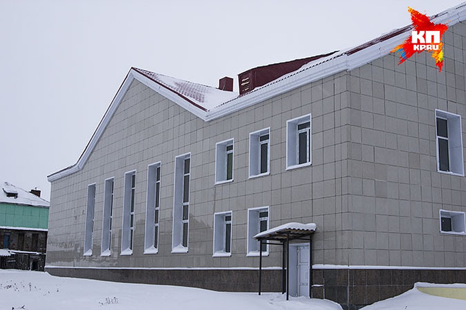 Сельский дом культуры еще не открыт. Но ради премьеры в него впустили людей