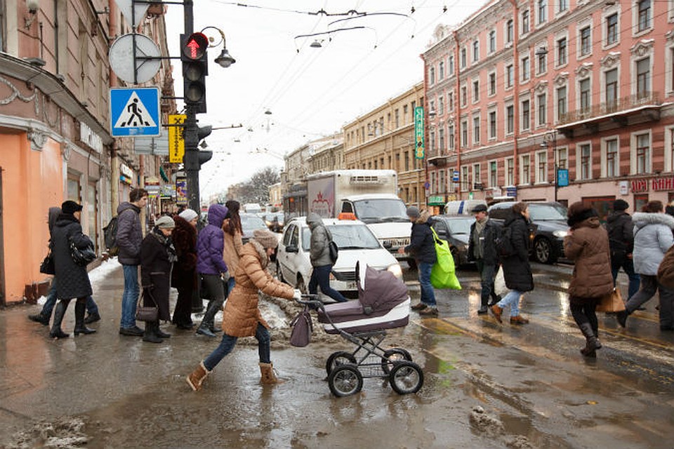 Зимой приходится пробираться не по сугробам, а по лужам.