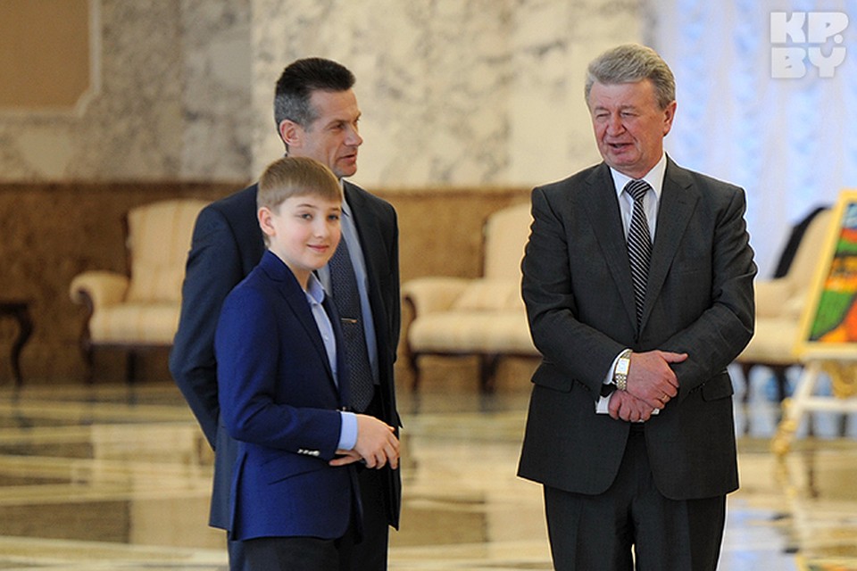 Александр Лукашенко провожал высоких гостей в компании младшего сына Николая