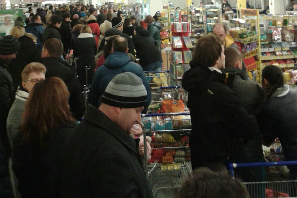 А в магазинах Кишинева уже началась паника. Люди массово скупают продукты. Фото: Соцсети