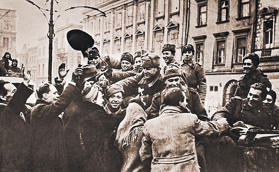 Жители польского города Кракова приветствуют советских воинов-освободителей. 19 января 1945 г. Фото: ТАСС