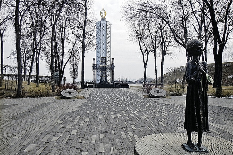 Памятник голодомору. Исключительно украинскому. Других жертв голода в СССР на неньке не вспоминают. Фото: Сергей ПОНОМАРЕВ