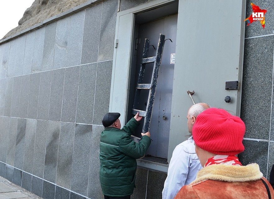 Путь наверх лежит через неприметную дверцу с тыльной стороны постамента. Фото: Юлия ЕРМАКОВА