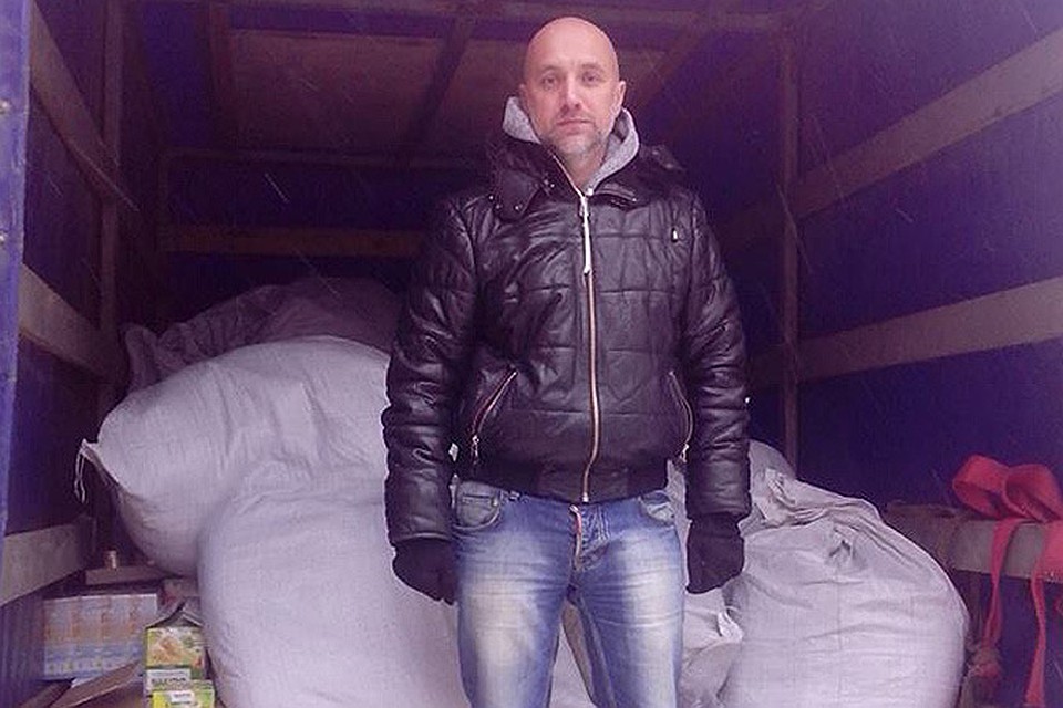 Захар Прилепин постоянно бывает в Донбассе - возит гуманитарную помощь, которую помогают собирать читатели. А теперь писатель собирается выступить еще и с концертами. Фото: facebook.com