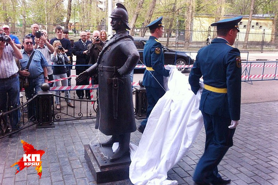 В центре Саратова открыли памятник брандмейстеру 19 века