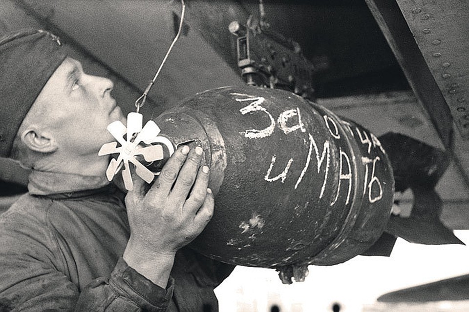 Украина, 1943 год. Подвеска авиабомбы. Автор - А. А. Архипов.