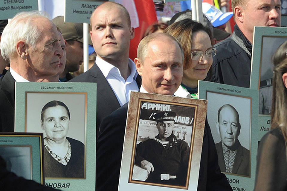 Владимир Путин возглавил шествие «Бессмертного полка»