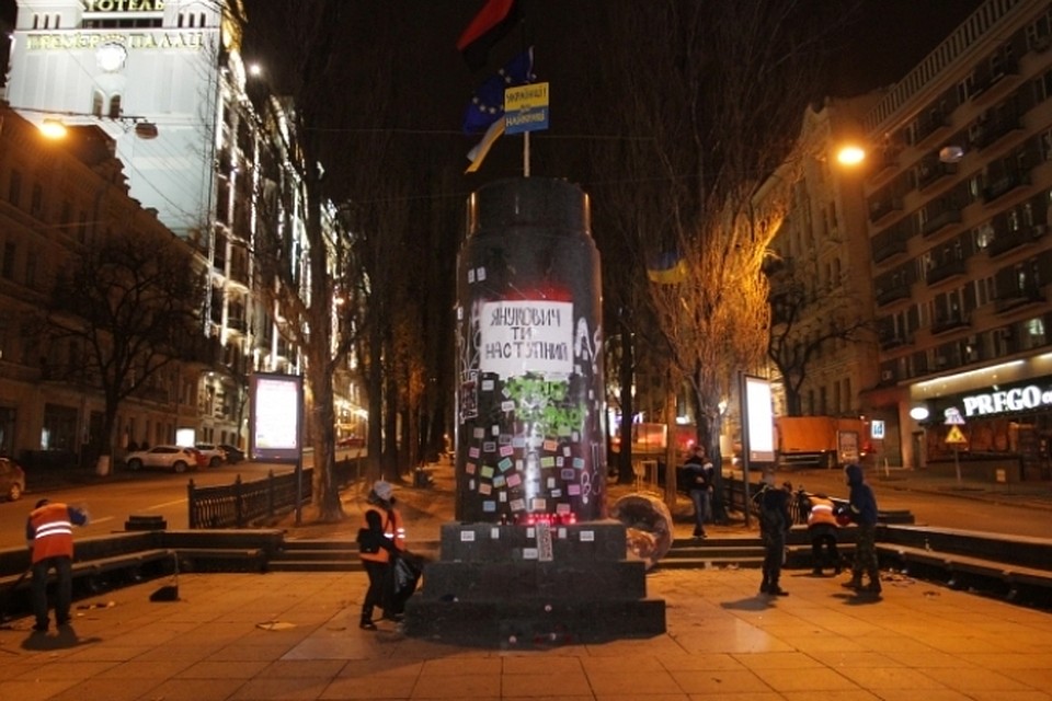 На Украине продолжают сносить памятники Ленину. Фото: Терещенко Олег