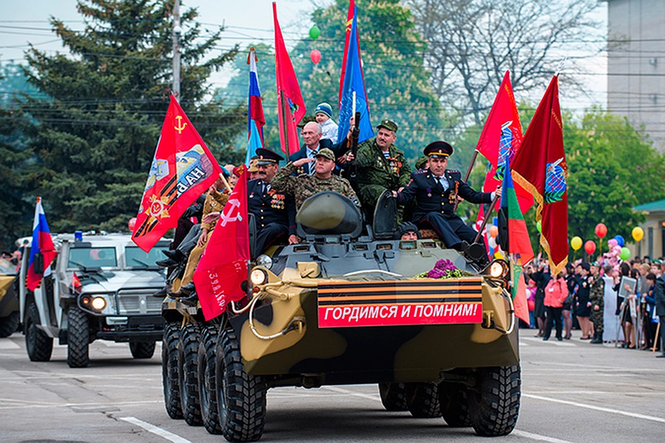 День Победы - один из тех праздников, которые заставляют и черкесов, и русских, и всех живущих на Кавказе вспоминать общие триумфы, а не взаимные обиды и поражения. Фото: Сулим КУДУСОВ
