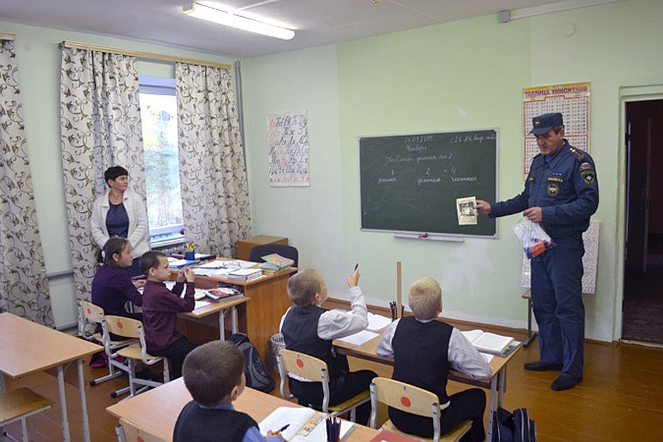 Акция помощи сотрудников Главного управления МЧС России по Брянской области и его подчиненных подразделений в доме-интернате для пожилых людей и инвалидов города Сельцо.
