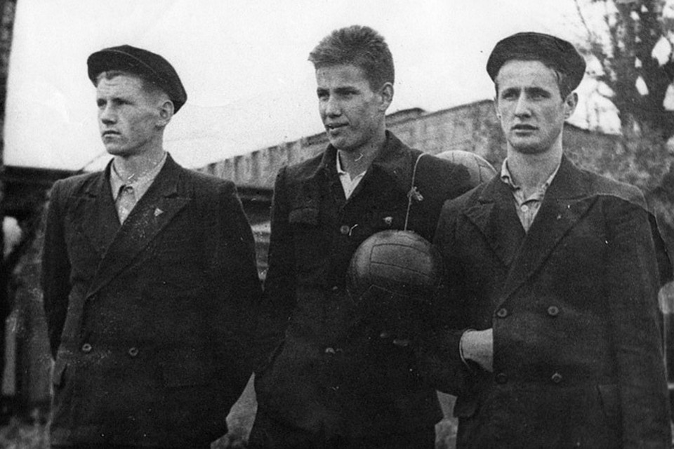 Студент Уральского политехнического института Борис Ельцин (в центре) с друзьями (1950 г.). Фото из архива президентского центра Б.Н. Ельцина Yeltsin.ru