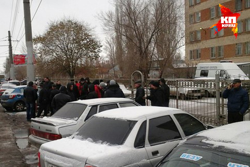 В Энгельсе из отдела полиции отпустили протестующих дальнобойщиков.