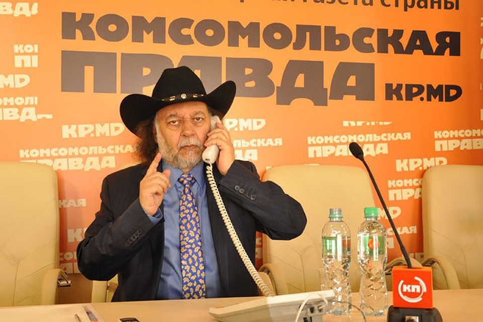 Моисей Лепэдату в ходе «Прямой линии» в течение часа отвечал на вопросы читателей «Комсомолки»