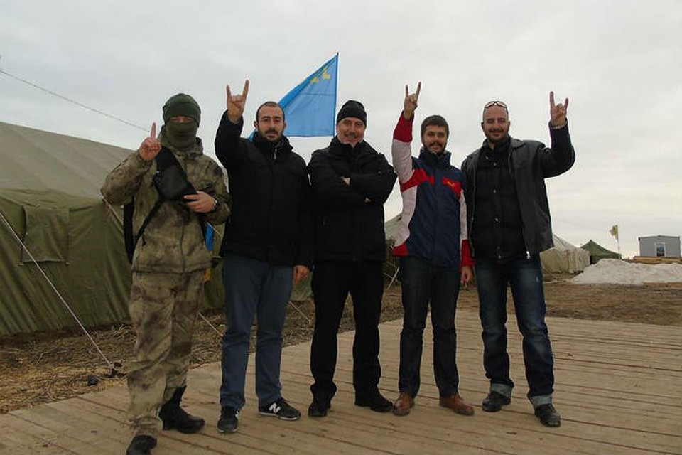 Характерный жест, отличающий "Серых волков". Фото: Facebook\Ленур Ислямов