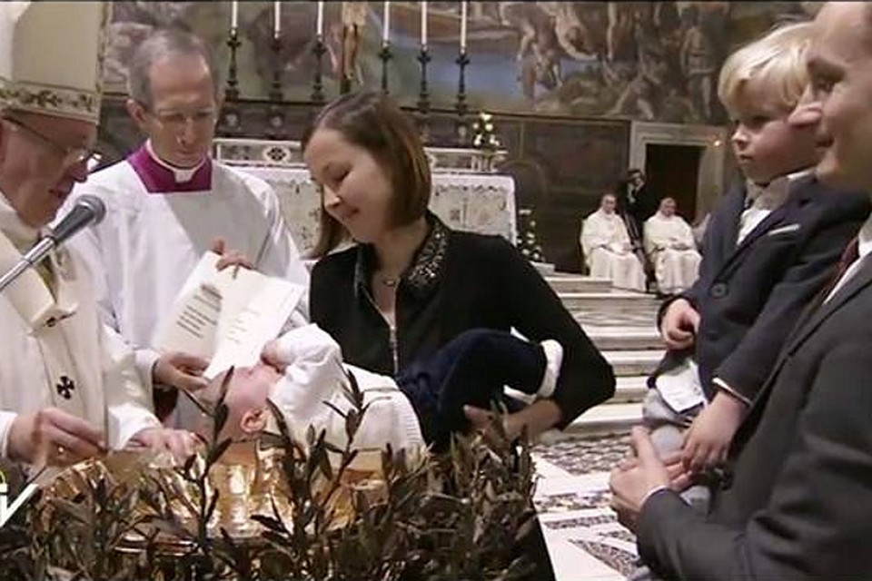 Папа Римский в Ватикане окрестил ребенка из Беларуси. Фото: be.radiovaticana.va