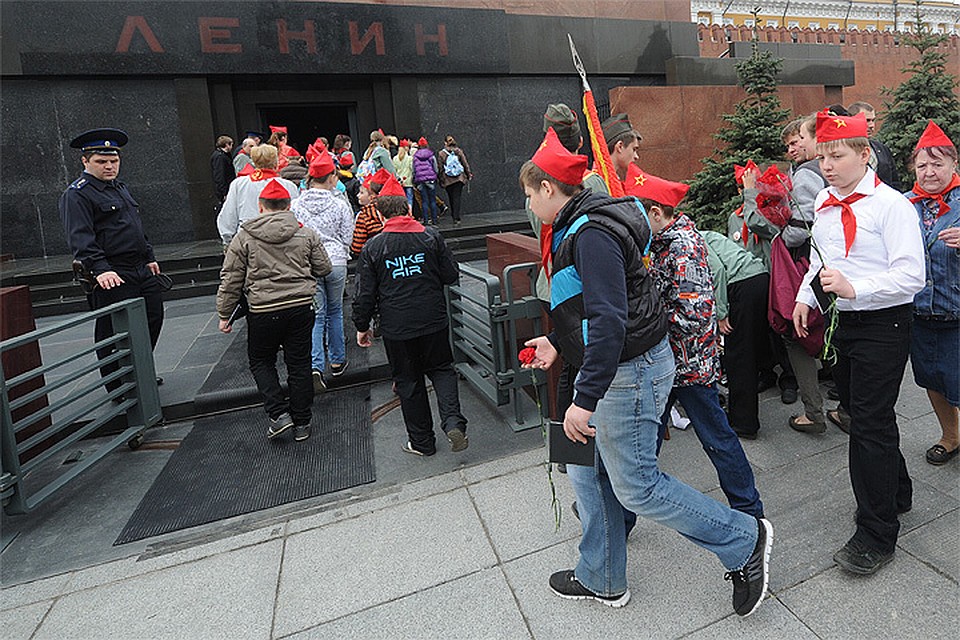 Весна 2014 года, юные ленинцы в день 144-й годовщины со дня рождения вождя пролетариата отправляются возложить цветы к его мумии.
