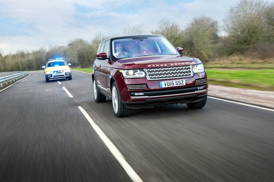 Задумавшись, главное не нарушать правила. Фото: Land Rover