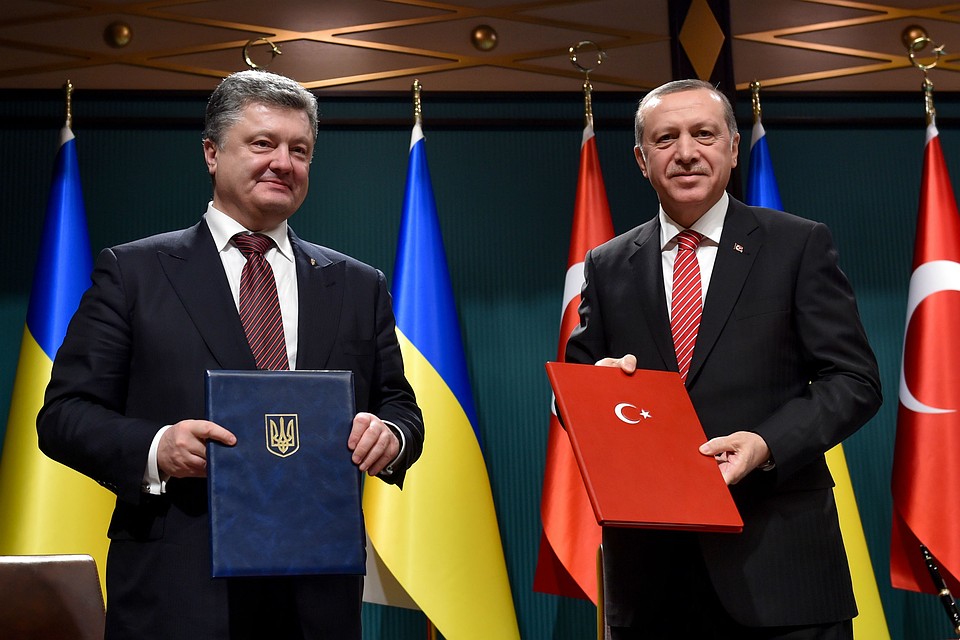 Президент Украины Петр Порошенко и президент Турции Реджеп Эрдоган (слева направо) во время подписания соглашения об углублении стратегического партнерства между Украиной и Турцией. Фото: Николай Лазаренко/ТАСС