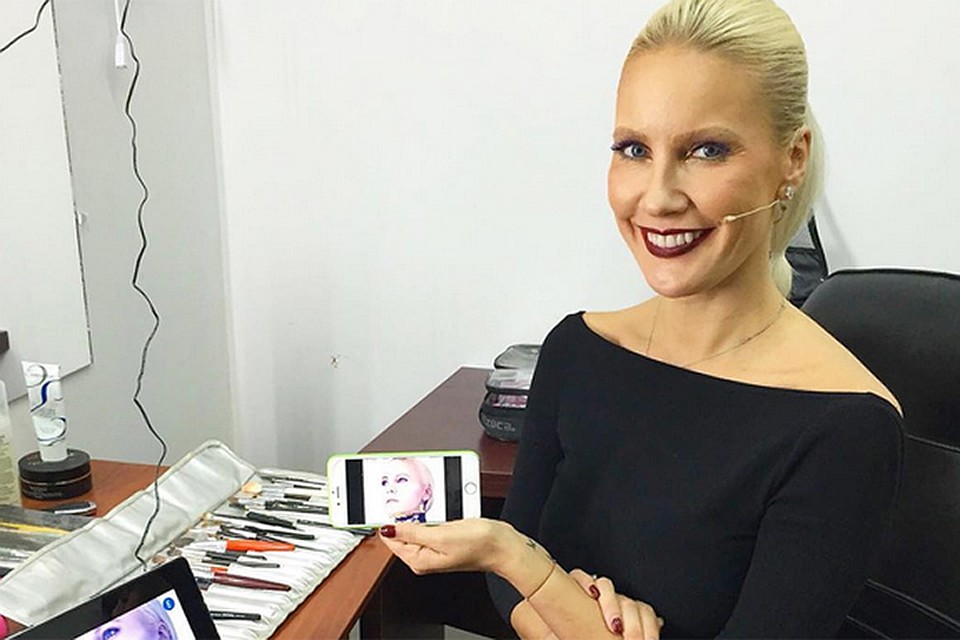 Сама Елена пока не комментирует слухи о своей беременности, а вот о скорой свадьбе недавно рассказала