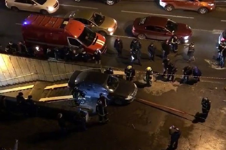 Спасатели достали Nissan, съехавший в подземный переход. Фото: скриншот видео