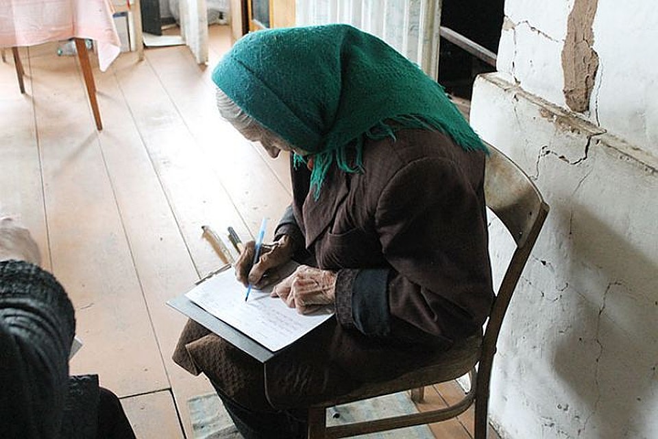 Пенсионеры охотно голосуют, приезд комиссии для них повод пообщаться. Фото: Марина СИМОНОВА.