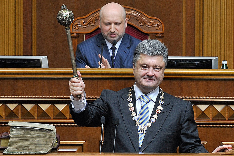 7 июня 2014 года. Президент Украины Петр Порошенко во время церемонии инаугурации в Верховной раде. На втором плане спикер Верховной рады Александр Турчинов. Фото ИТАР-ТАСС/ Николай Лазаренко