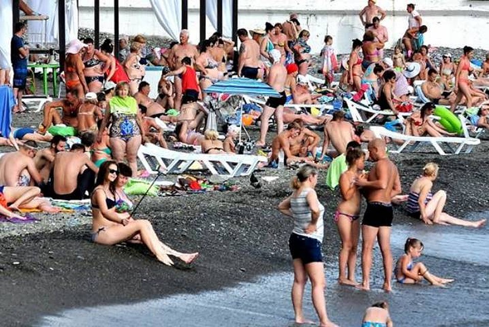 Фото: пляжи Сочи забиты под завязку