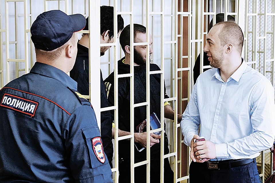 После оправдательного приговора Алексей Никитин прощается с друзьями-«партизанами». Но если Верховный суд отменит приговор, он снова вернется за решетку. Фото: Юрий СМИТЮК/ТАСС
