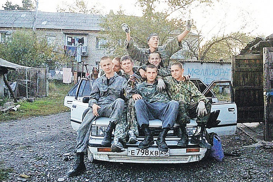Будущие убийцы милиционеров в своем дворе - «на районе». Фото: vk.com