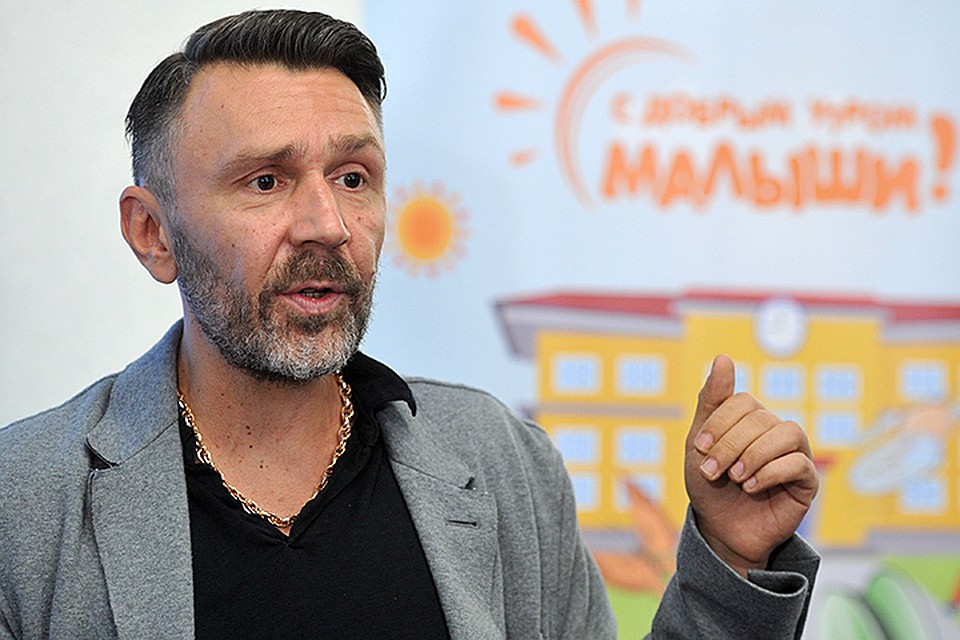 Многих смутил бэкграунд артиста: мол, сначала Шнур матерится на своим концертах, а потом этим же ртом… Будит наших детей