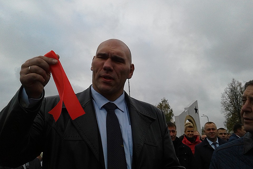 Валуев в Сенно пообещал подарить какой-нибудь девушке "счастливую" ленточку.