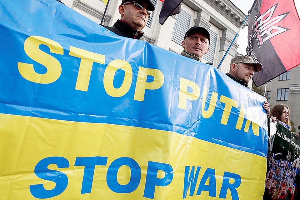 Пикет у российского посольства в Киеве.