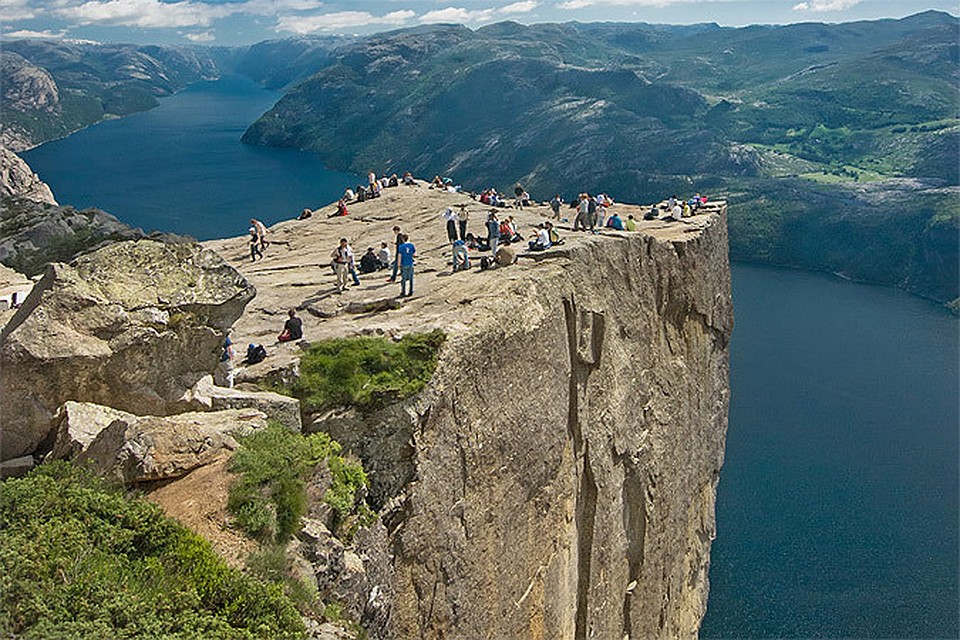 Норвежская гранитная скала Прекестулен. Фото: с сайта prirodadi.ru