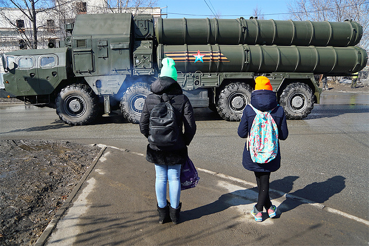 Дмитрий Ольшанский: "Мы слишком увлеклись милитаризмом. Военными расходами, модой на военных героев, мифологией несправедливо отнятых у нас земель"