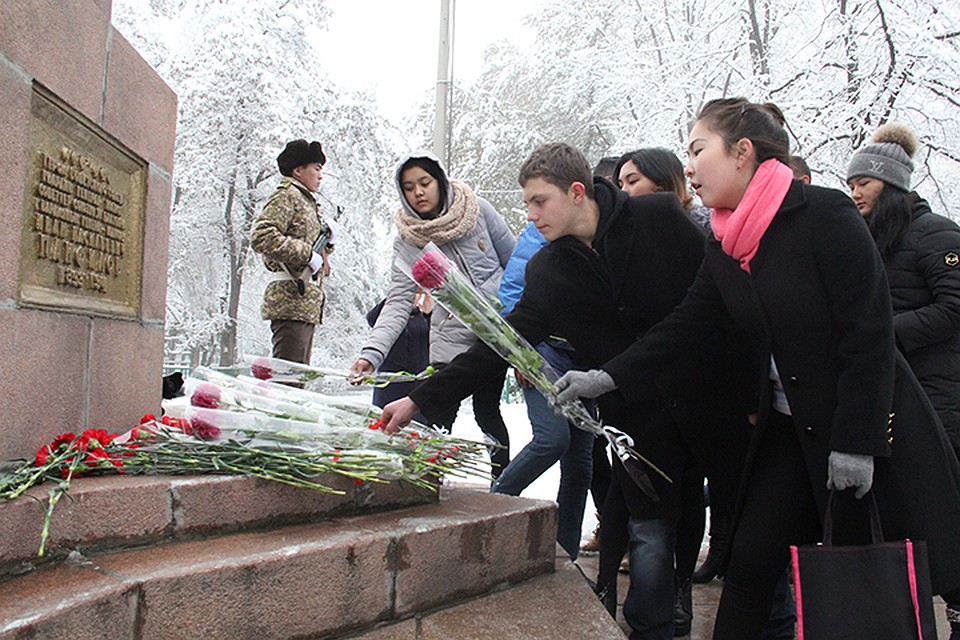 На память от благодарных потомков.